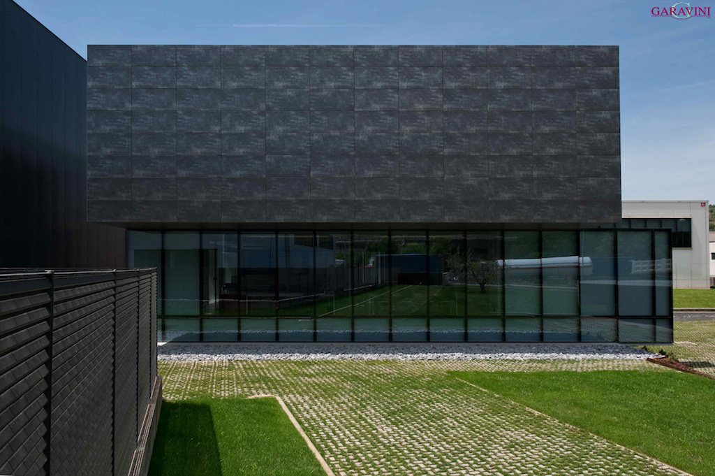 Dettaglio d'angolo della facciata in lastre ceramiche