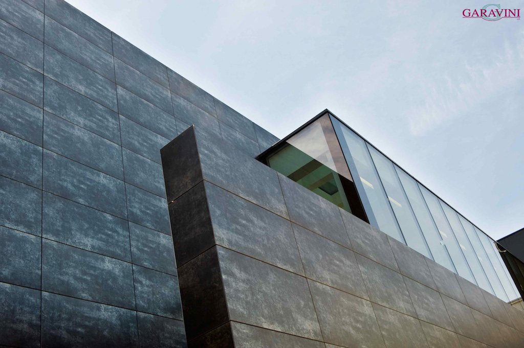 La sede AEC Illuminazione ad Arezzo con la facciata in lastre ceramiche